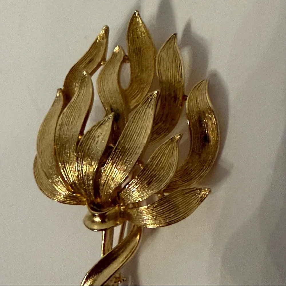 LISNER VINTAGE BROOCH GOLD TONE FLOWER BRUSHED & SMOOTH SIGNED
